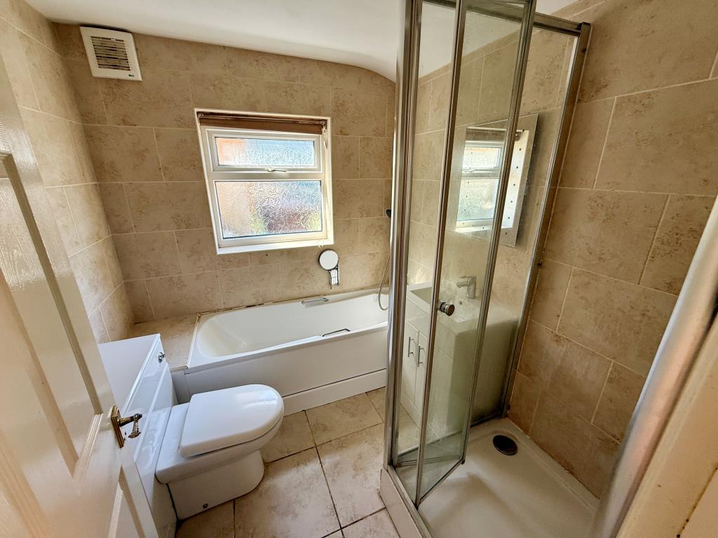 Lot: 23 - VACANT FOUR-BEDROOM HOUSE - Bathroom with shower and W.C.